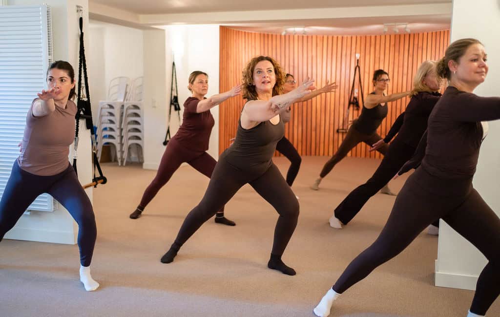 Vrouwengroep doet Essentrics oefening in studio, beweging en flexibiliteit.